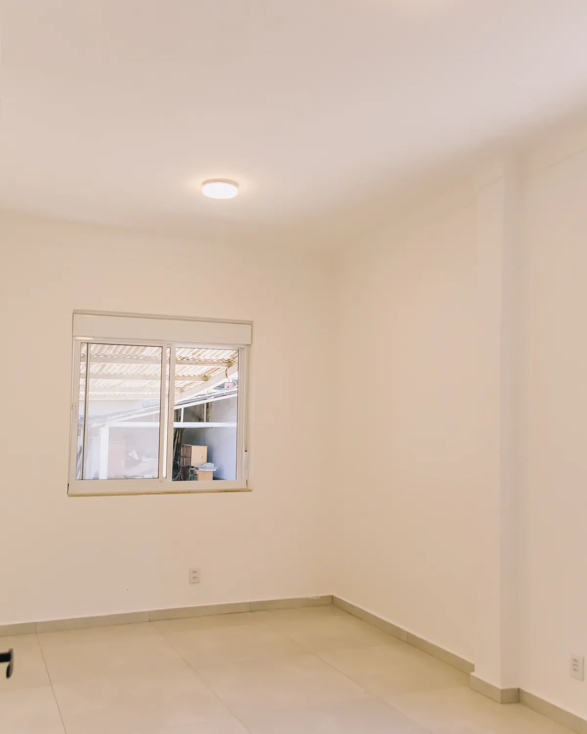 Ambiente interno amplo com boa luz natural, sem pessoas